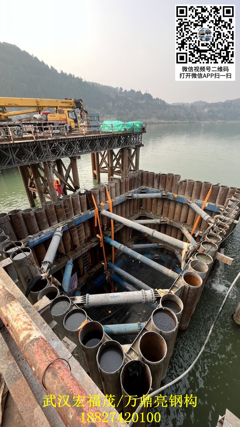南充盘龙大桥820pc锁扣桩围堰施工.jpg